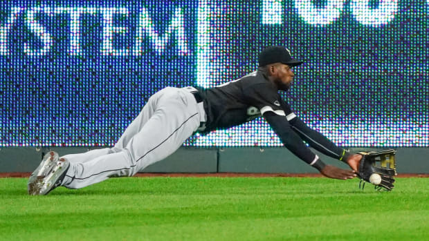 Luis Robert diving attempt v KC 2020-09-03 (Jay Biggerstaff) USATSI_14875569